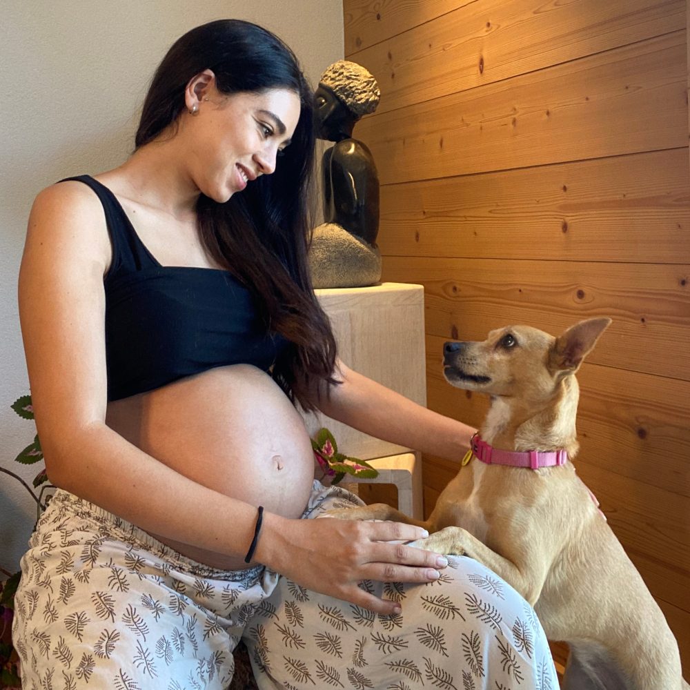 Silvia junto a su perro durante su embarazo